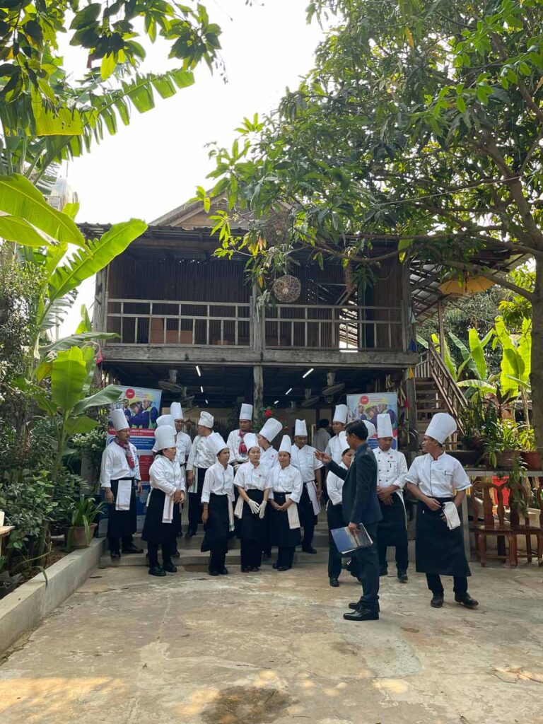 group of students at sophos cooking class in siem reap